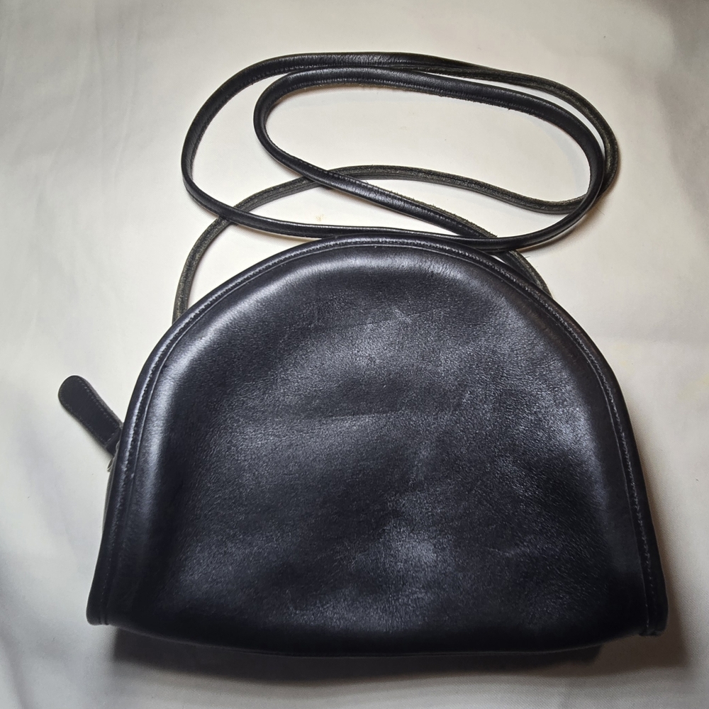 Coach Vintage Elegant Black Leather Shoulder Bag